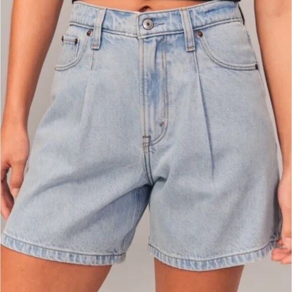 Abercrombie & Fitch NWT Sz 29/8 The Loose Short Women’s Denim Shorts Light Wash - Picture 2 of 6